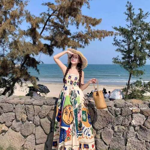 民族风涂鸦印花吊带连衣裙女夏季2025新款收腰显瘦大摆A字长裙子