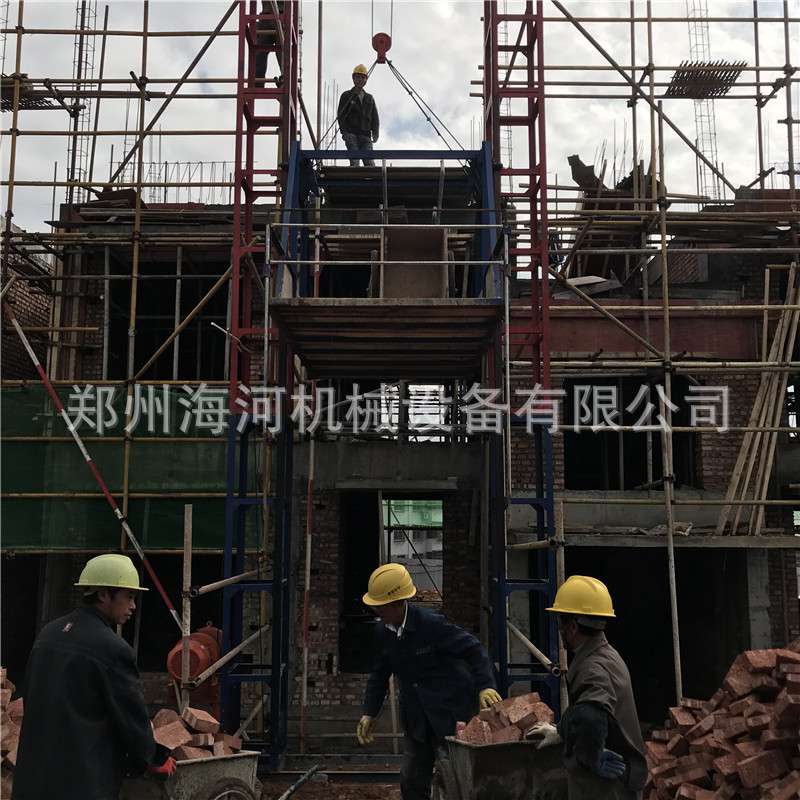 2021工地灰斗车砖头上货机 盖房使用货物升降机 两柱一篮货梯厂家