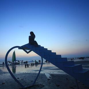 户外景区公园浪漫网红打卡云梯爱情天梯防腐木合影拍照背景美摆件