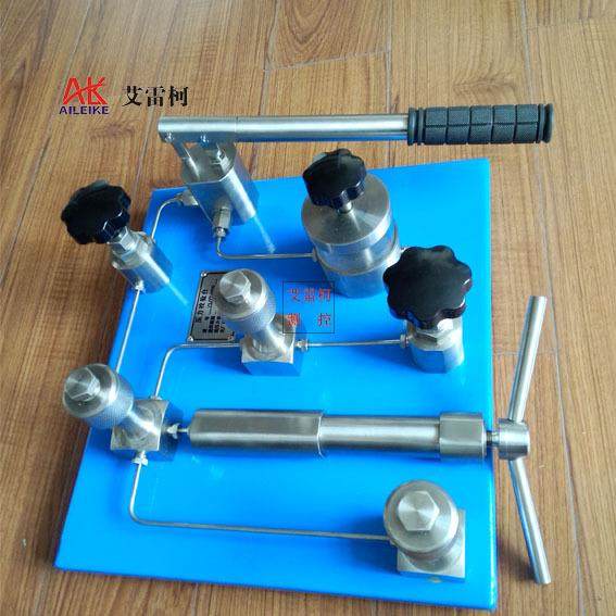 液压压力校验台水压仪表三输出口校准装置手动检测台压力测试泵