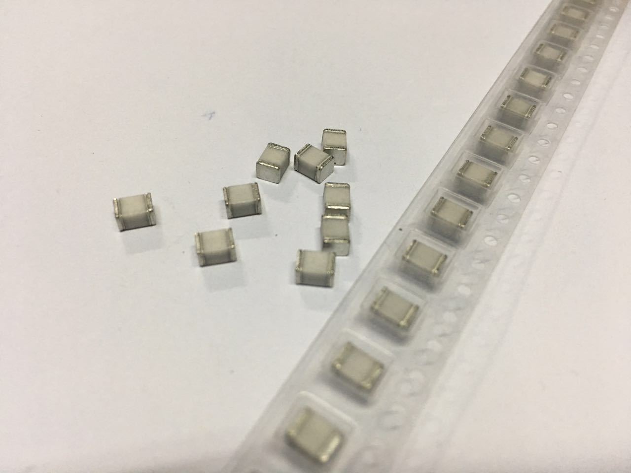 EPCOS爱普科斯 贴片陶瓷气体放电管 S30-A90X 1812 4532 90V 2KA