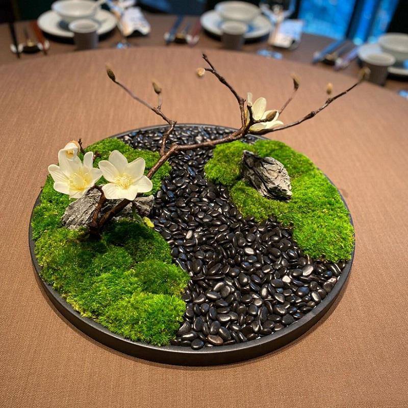 酒店餐桌中间摆件圆桌转盘桌花景观高端永生苔藓花艺餐桌花