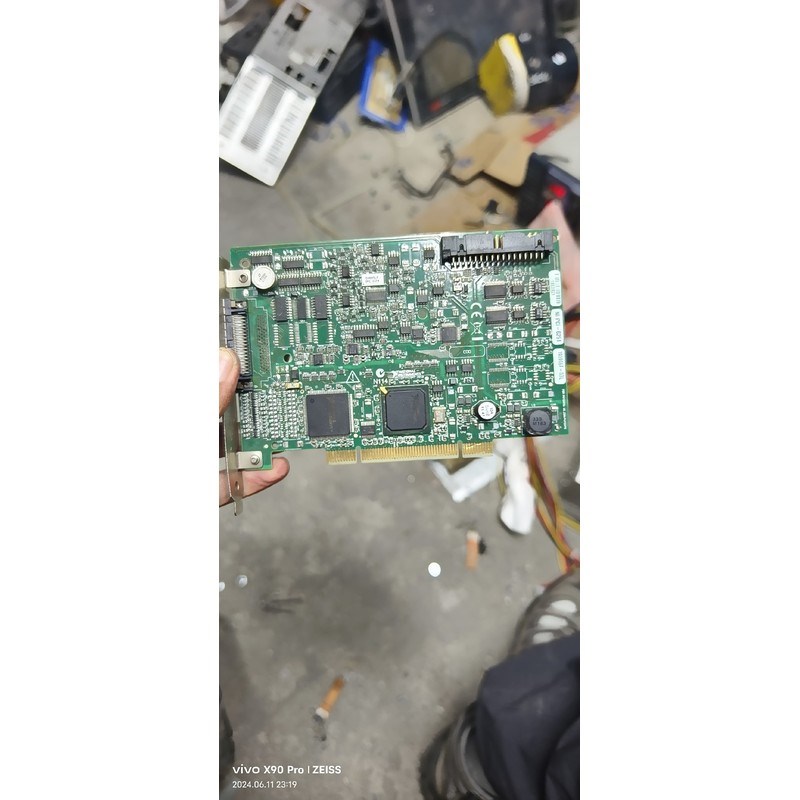 ni采集卡pci-6251原装拆机,上面的钽电容被收破烂的暴