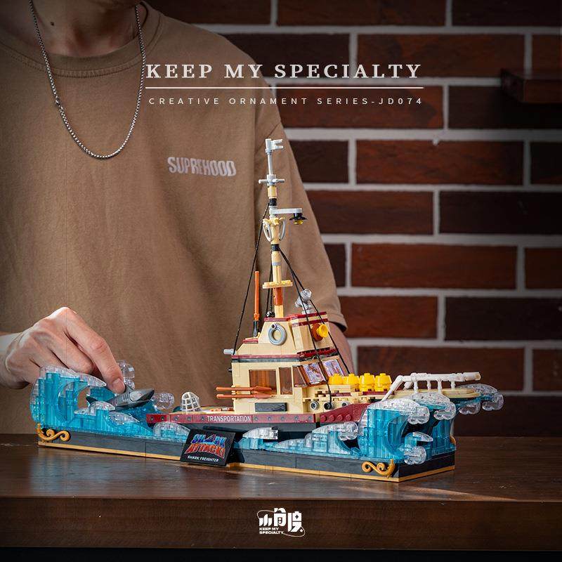 小角度JD074货轮船与小白鲨创意模型摆件小颗粒积木玩具玩具