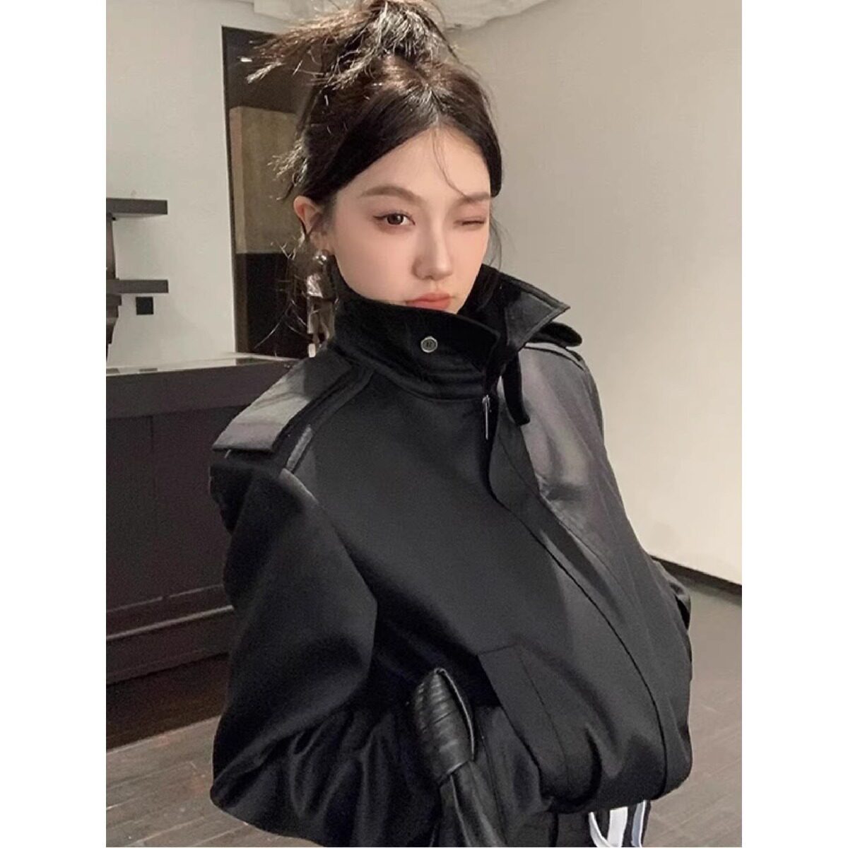 休闲百搭早秋黑色外套女2026新款巨好看的小个子短款韩系立领夹克