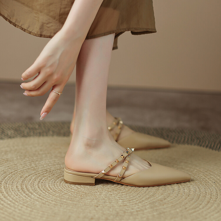 包头半拖鞋女夏外穿时尚粗跟尖头平底铆钉凉拖鞋一字带凉鞋大小码