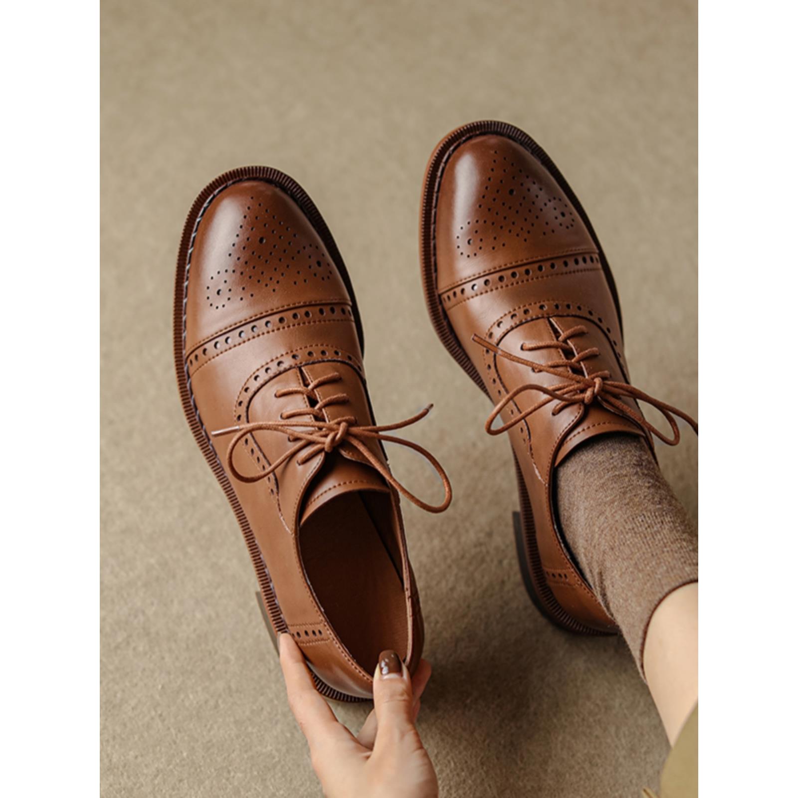 英国风格覆古女小皮鞋2025春秋季新款圆头真皮系带厚跟雕花布洛克