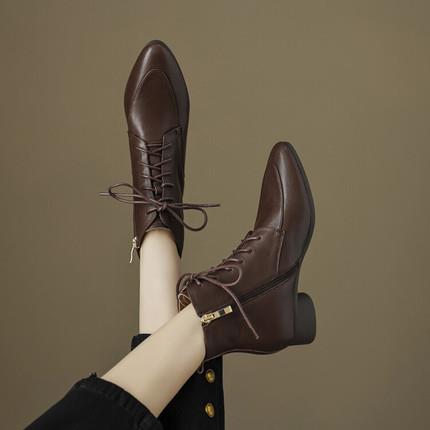 英伦风系带小短靴女覆古粗跟马丁靴2025秋冬款尖头显瘦及踝靴大尺