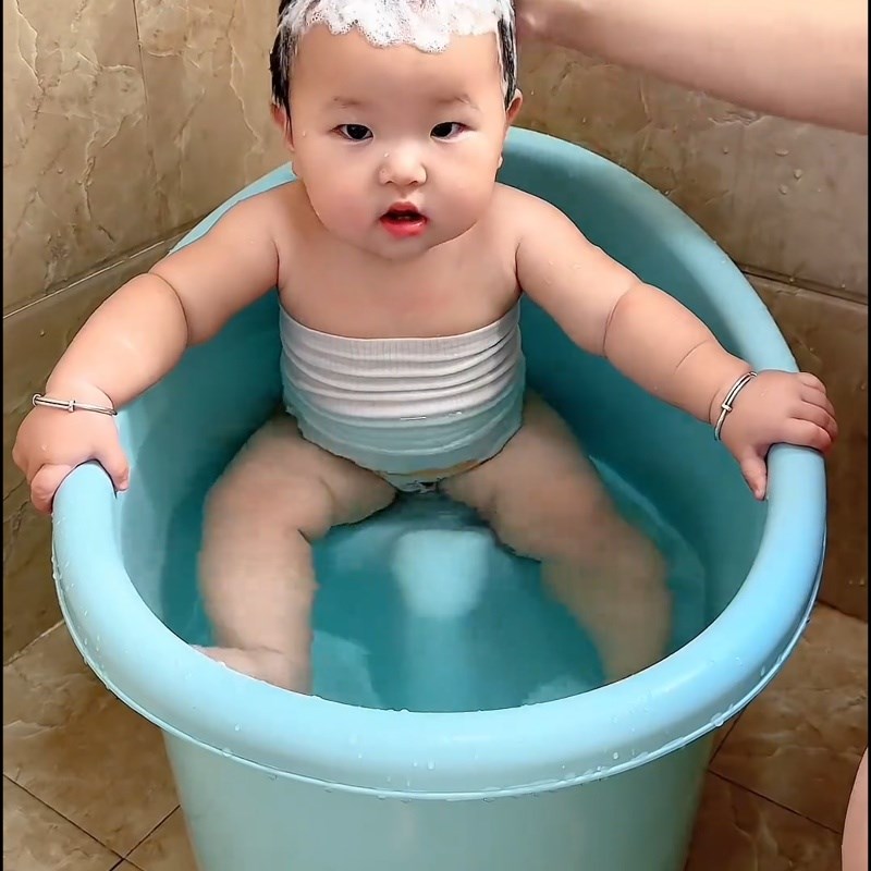 宝宝秋冬洗澡桶一体凳0-6岁儿童泡澡桶可坐沐浴桶婴儿座椅桶加厚