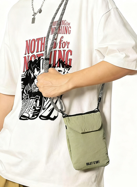 日系休闲旅游单肩包斜挎包证件手机包包户外运动轻薄男士小包工装