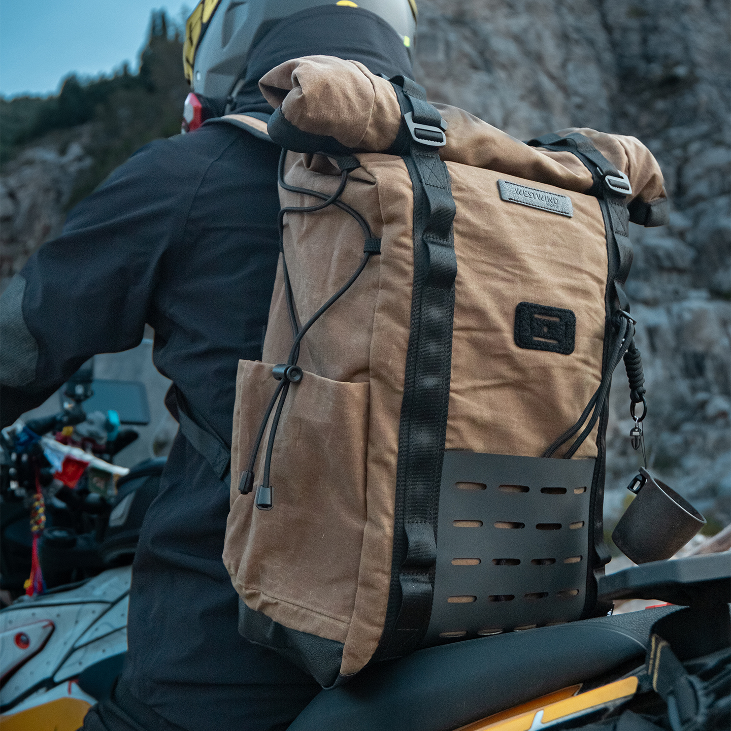 西风复古风油蜡布骑行旅行双肩包