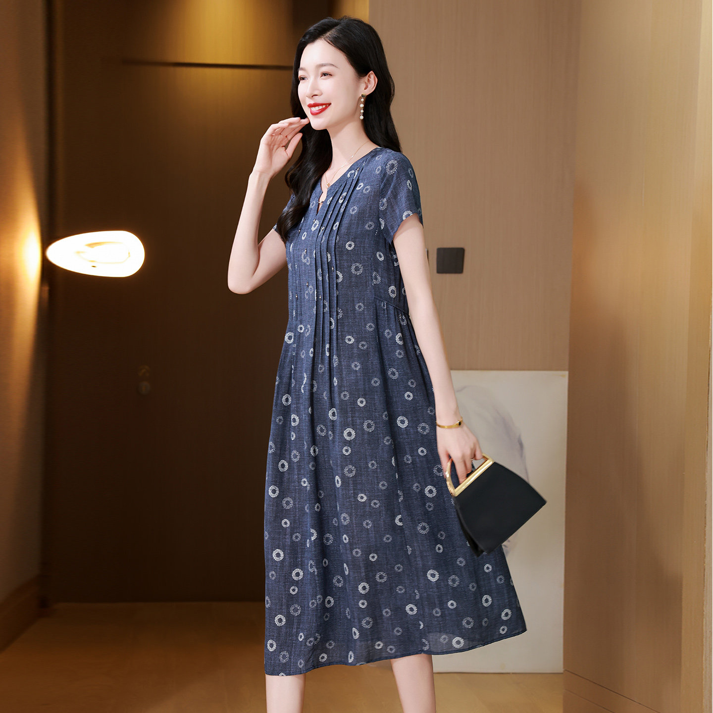 桑蚕丝蓝色连衣裙女夏季2026新款今年流行爆款真丝高级感收腰裙子
