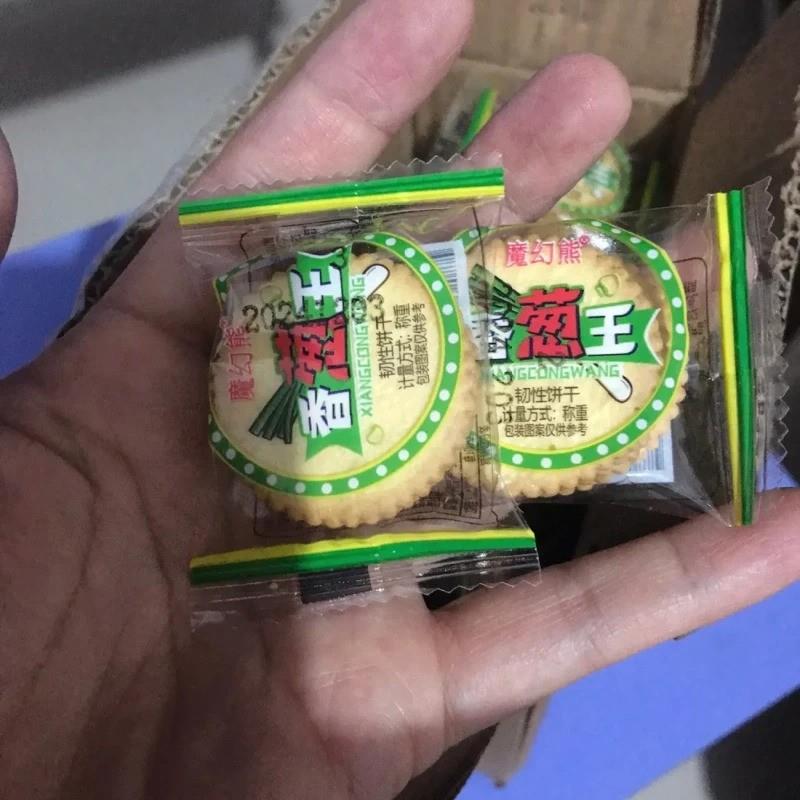 新货【整箱300包】香葱王薄脆饼干散装超薄片小饼干零食品整箱2包