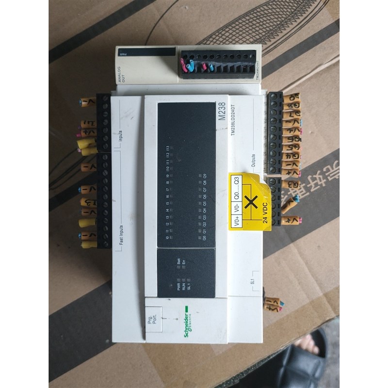 议价施耐德 TM238LDD24DT 二手拆机,功能包好,成色如