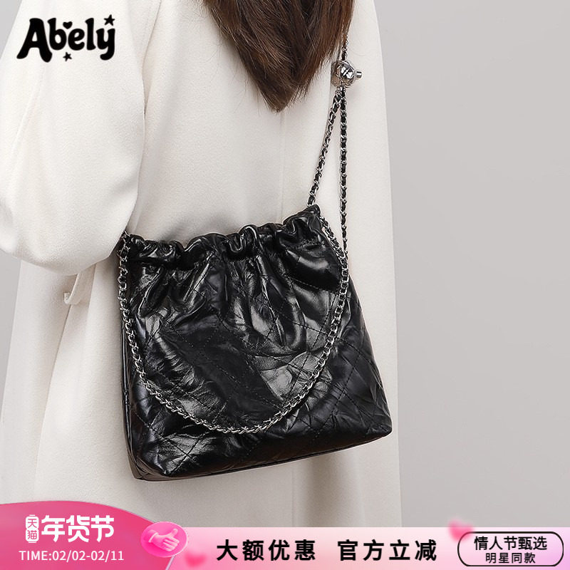 Abely阿贝莉2026女包秋新款黑色真皮水桶包斜挎包链条通勤单肩包