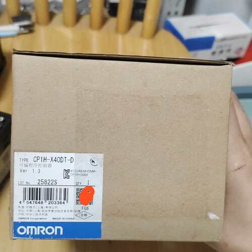 PLC CP1H-X40DT-D，，盒子有一点破议价