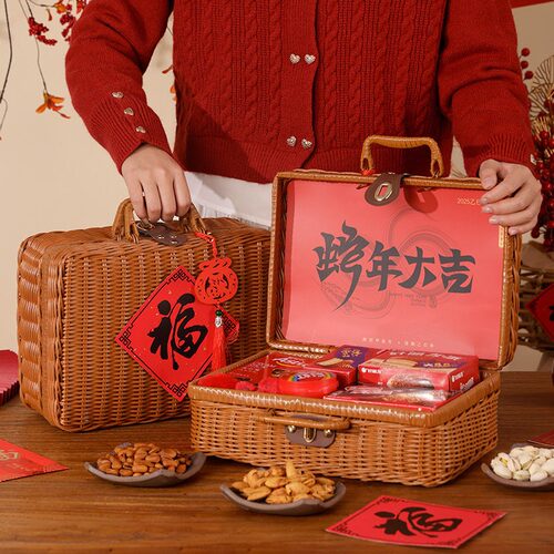 直销2025新年礼盒复古藤编礼盒手提盒蛇年伴手礼盒坚果零食年货包