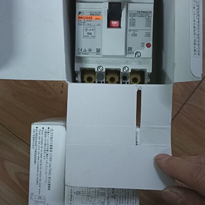 寻I富士塑壳断路器BW32AAG3P10A15A各一个
