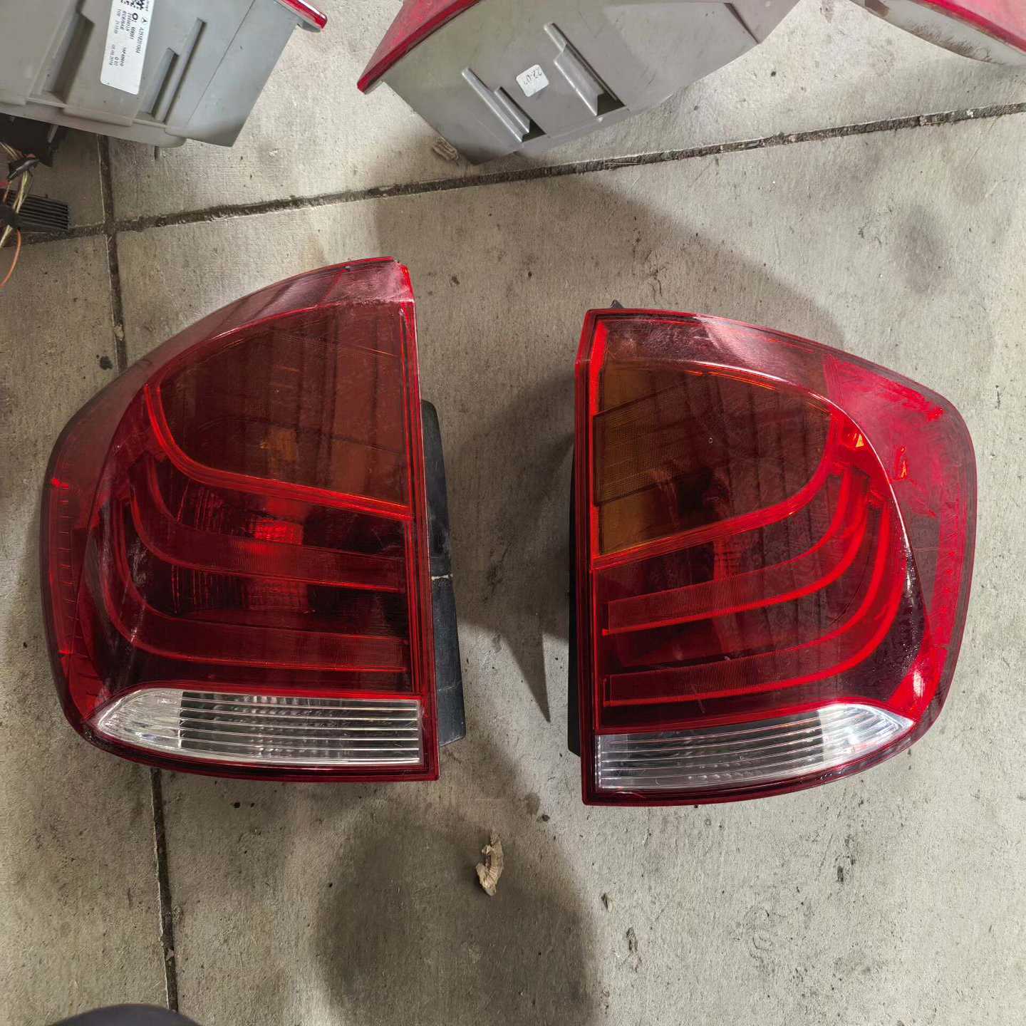 宝马X1E84原装拆车尾灯，左右各一个，适合12-16款。--议价商品