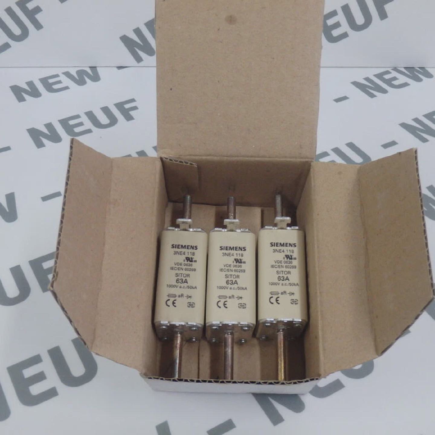 3NE4118  SIEMENS  3NE4 118  Sitor Batch Of 3 Fuses 63A 1000V - 实物图