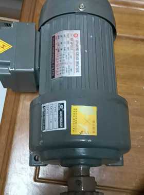 出TEAYA品牌的三相交流电动机，灰色外壳搭配黄色标签，型号--议