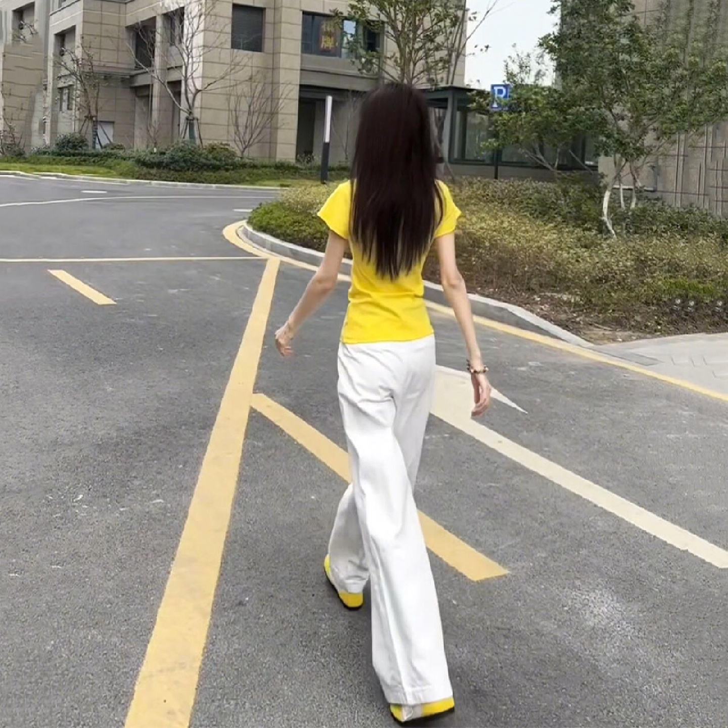 黄色正肩短袖t恤女2025新款夏季修身显瘦短款小个子内搭圆领上衣