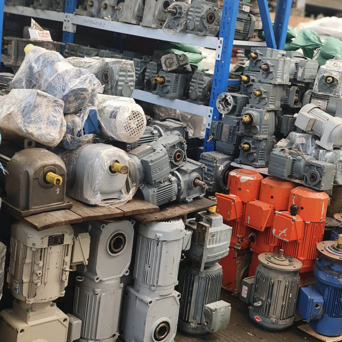二手三相感应电机，全新的2台库存机。功率1.5kw，速比1:--议价商