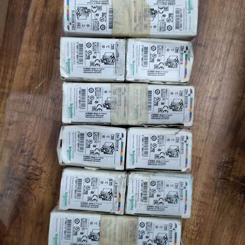 施耐德按钮模块，型号ZB4BW0B15，法国原装正品，工程余-议价
