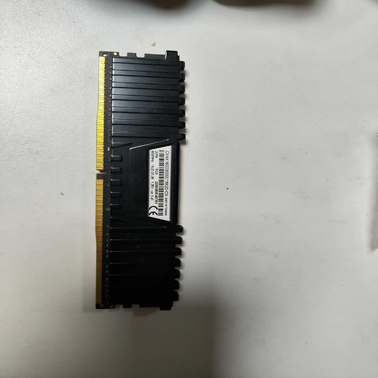 议价海盗船DDR4 3000 16G 内存条，单条