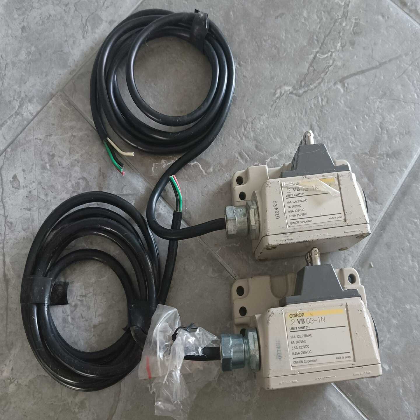 2VBQ3-1N行程开关，库存商品无明显使用痕迹，无包询价