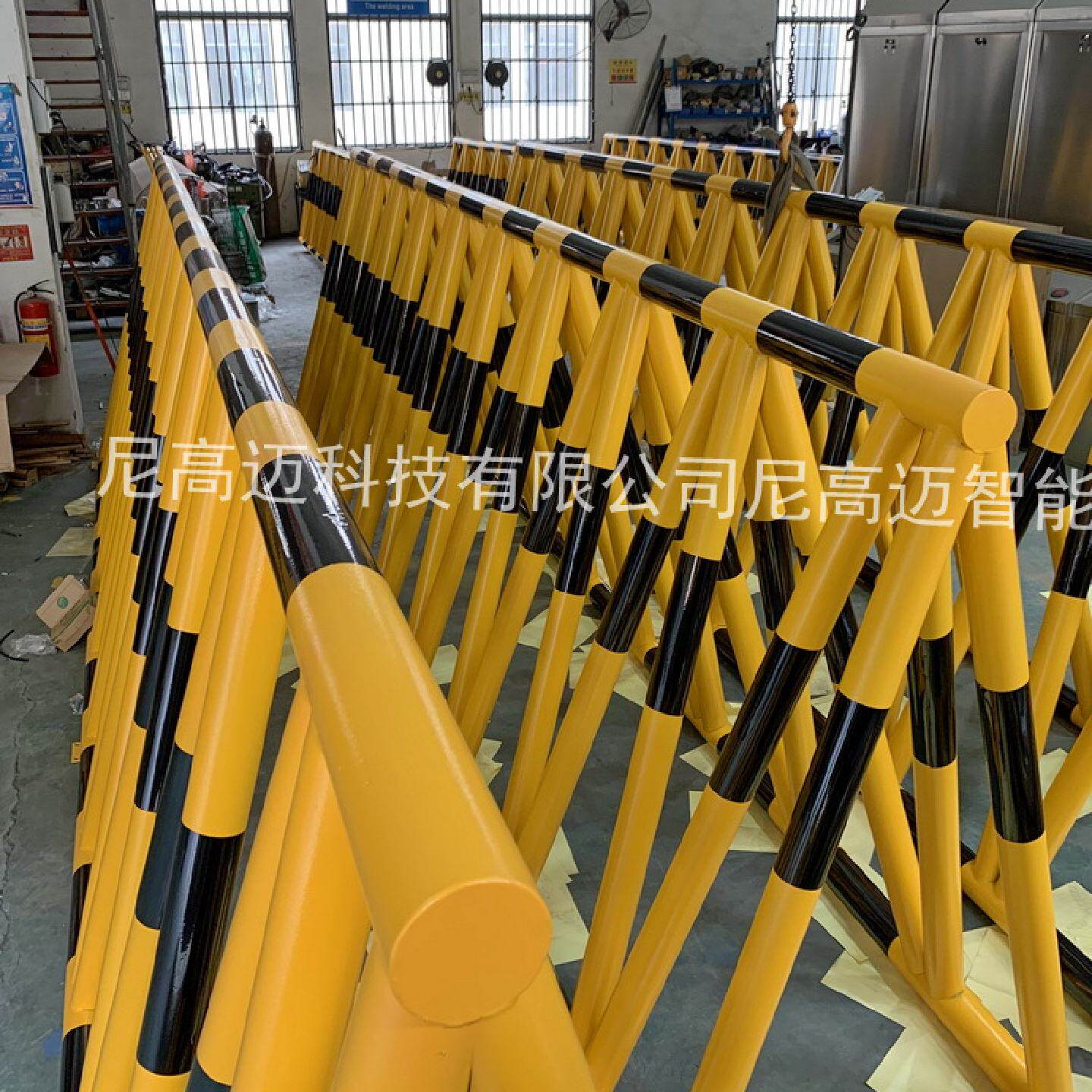 深圳厂家供应遥控移动挡车护栏拒马电动拒马收缩路障栅栏伸缩门