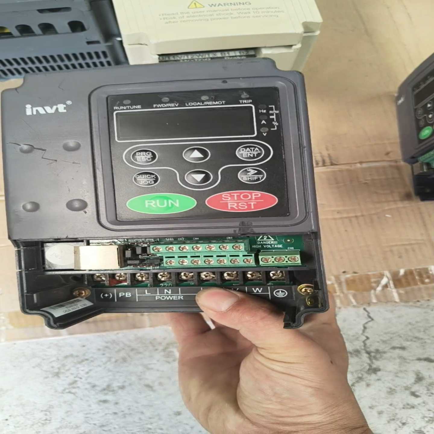 英威腾CHE100-220V1.5KW变频器一台，成色自定询价