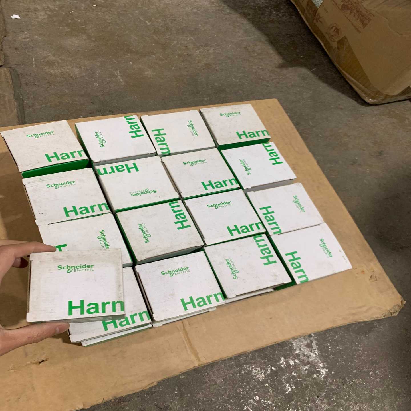 议价全新施耐德按钮盒防水防尘急停开关保护盒子XALB01C,全新