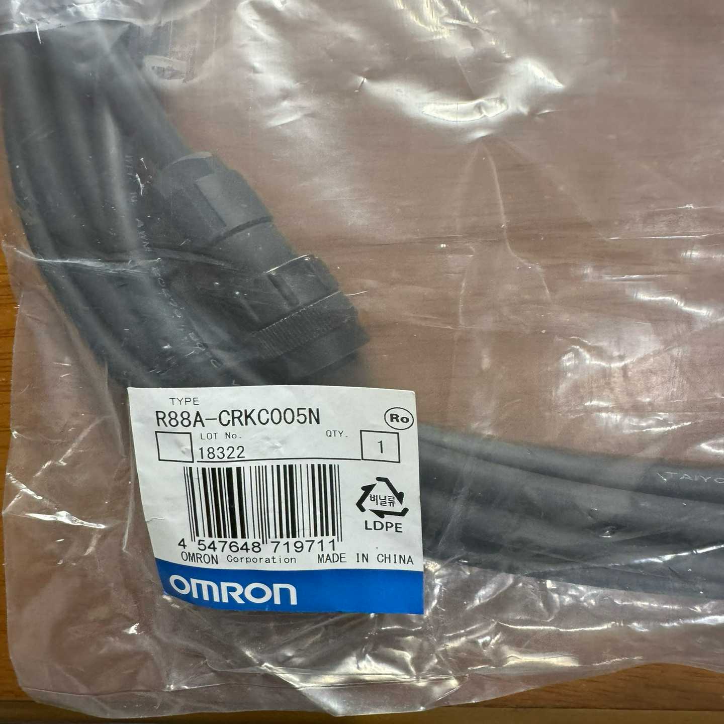 询价欧姆龙伺服连接线R88A-CRKC005N,全新原装正品一根