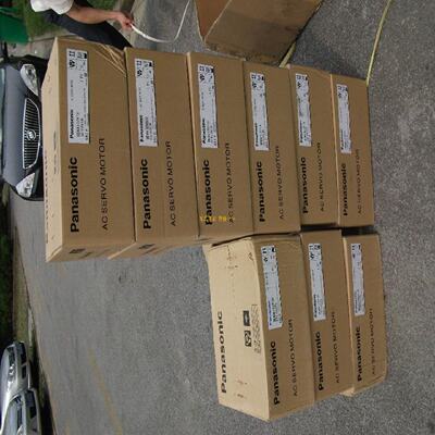 议价全新安川伺服马达MHMF042L1U2M/MSMF042L1U2MMBDLN25SE/SG包