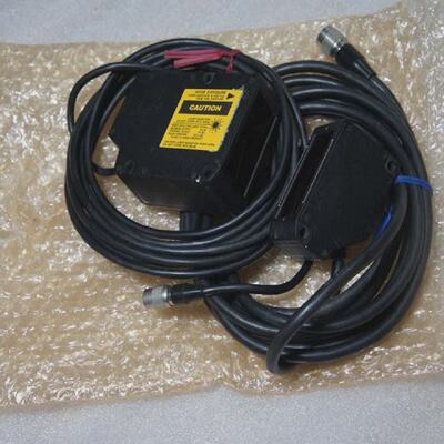Used KEYENCE  VG036T VG036R  Laser Displacement Sensor