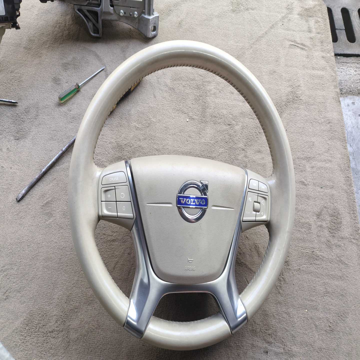 沃尔沃原装多功能方向盘，原装拆车件，成色还可以，有正常使用痕