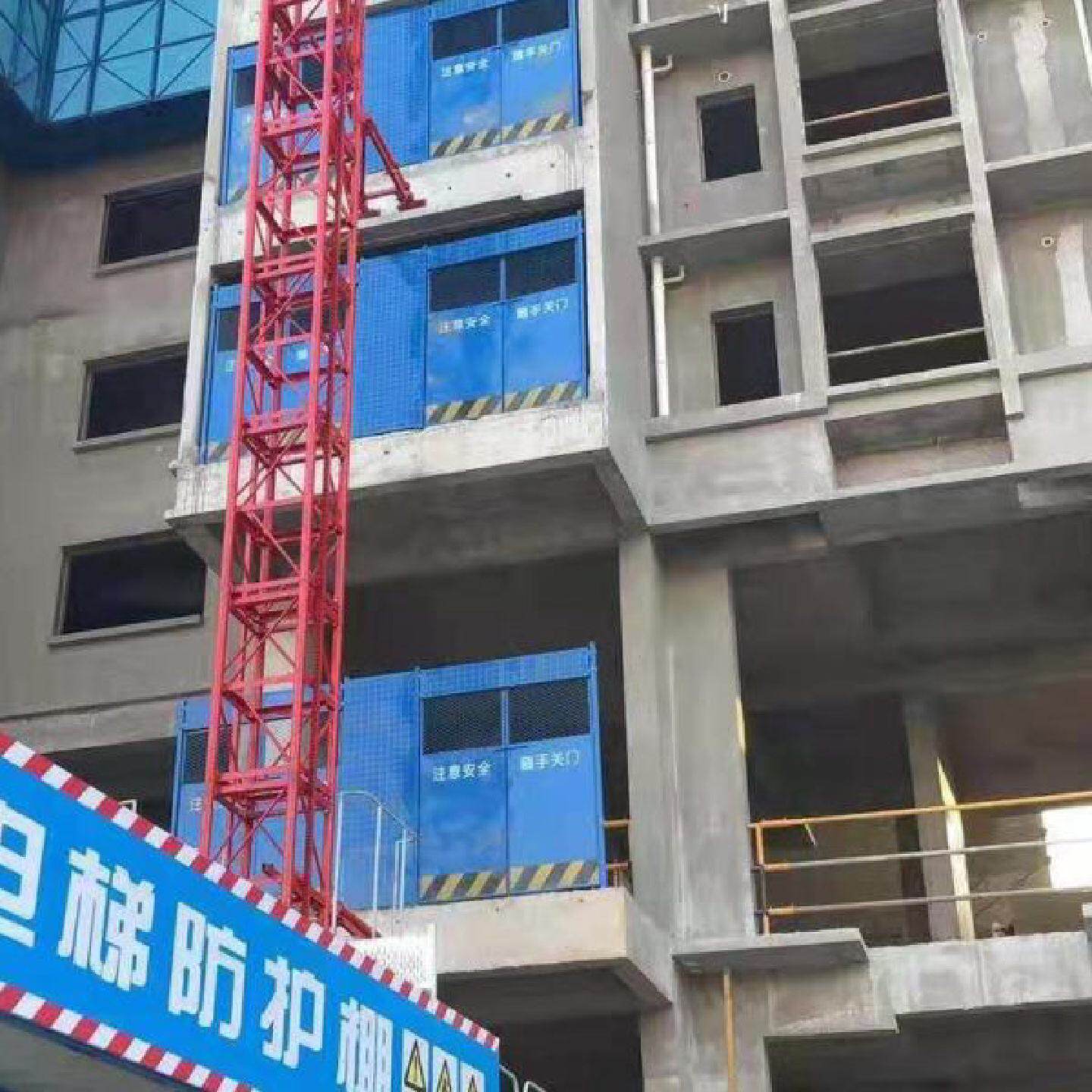 基建施工电梯楼层外立面防护板干层建筑防护网工地人货梯井口围栏