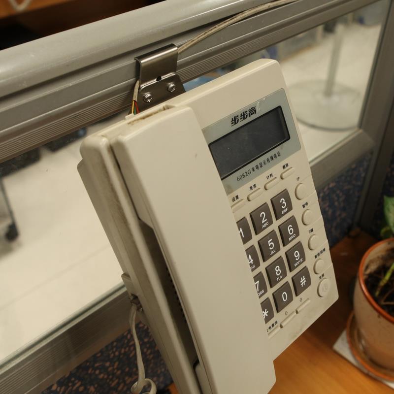 创意办公桌屏风配件 隔断插缝固定电话挂钩 钢制下挂式电话托 托