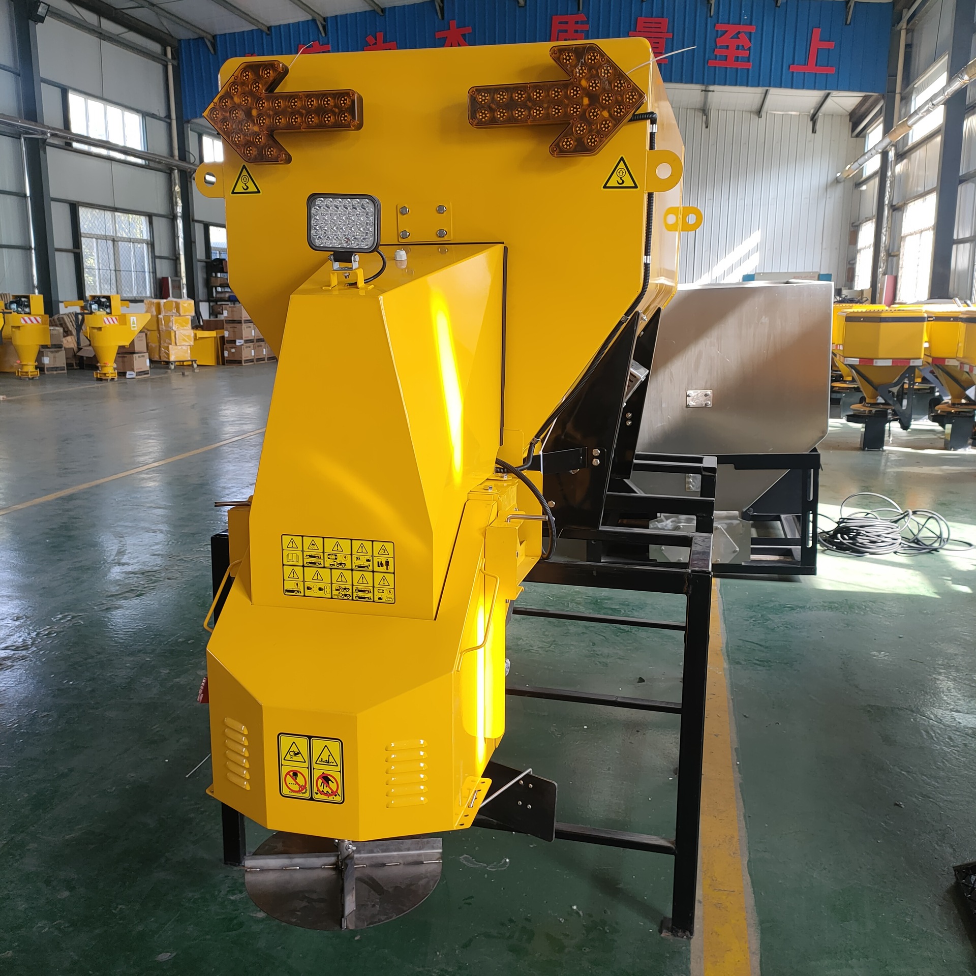 市政道路除雪撒布机 公路养护车载式电动融雪设备 道路养护撒盐机