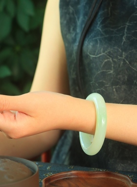 和田玉冰底翠青手镯籽料平安镯