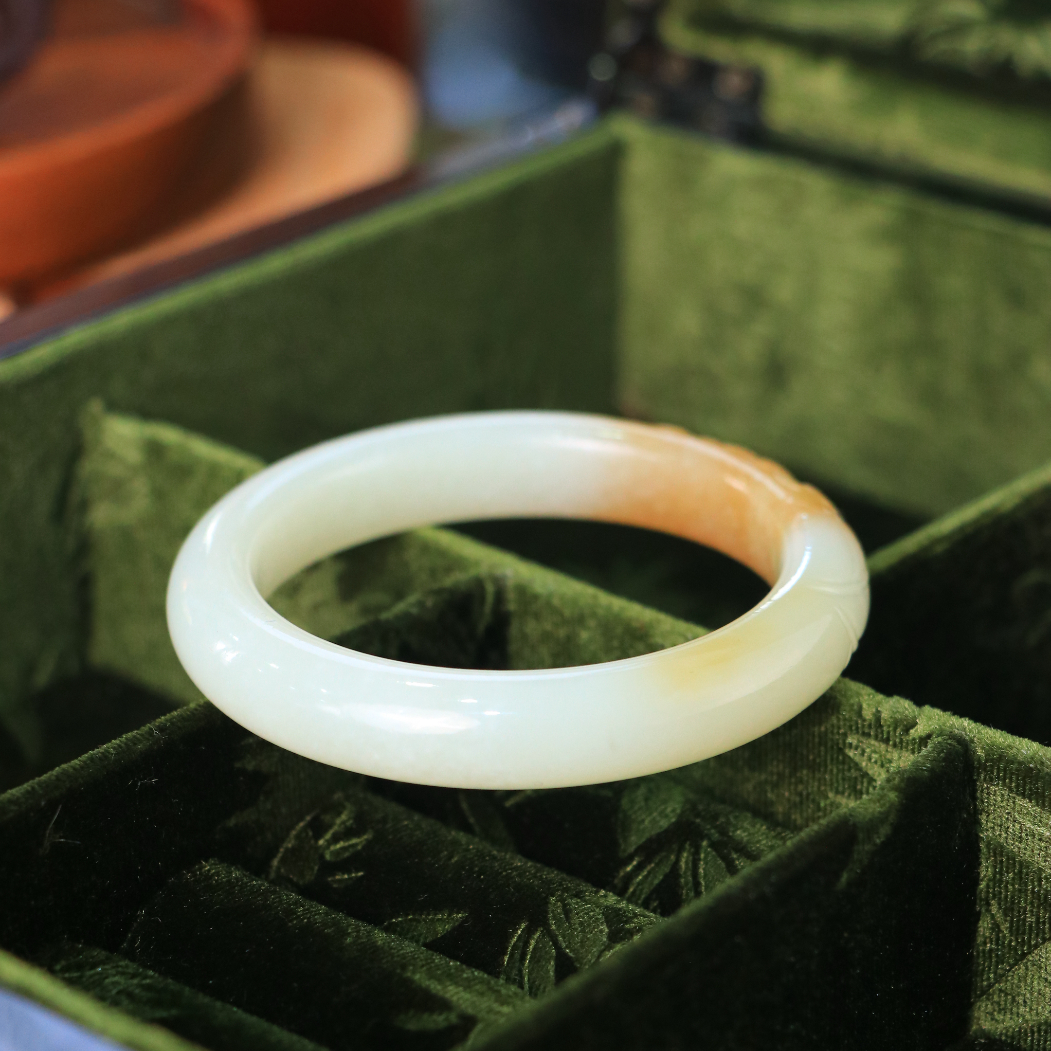 新疆和田玉糖白玉手镯正圈