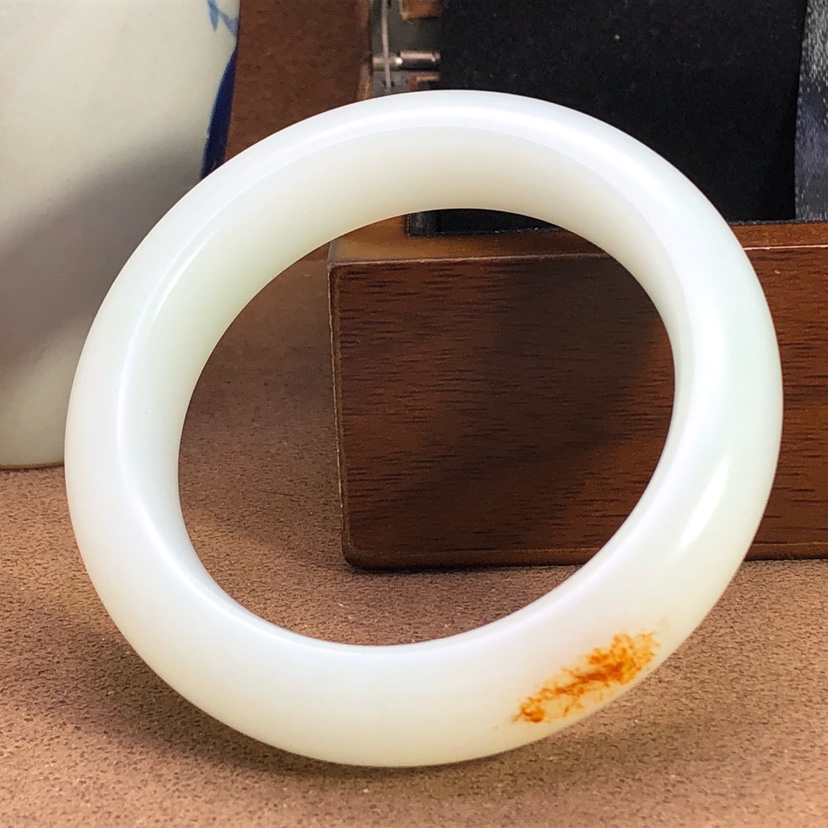 新疆和田玉羊脂白玉手镯红皮油润
