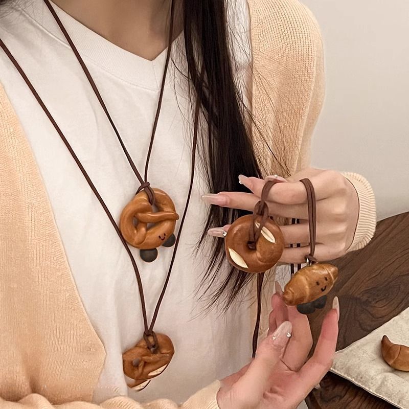仿真树脂牛角包项链挂脖毛衣链