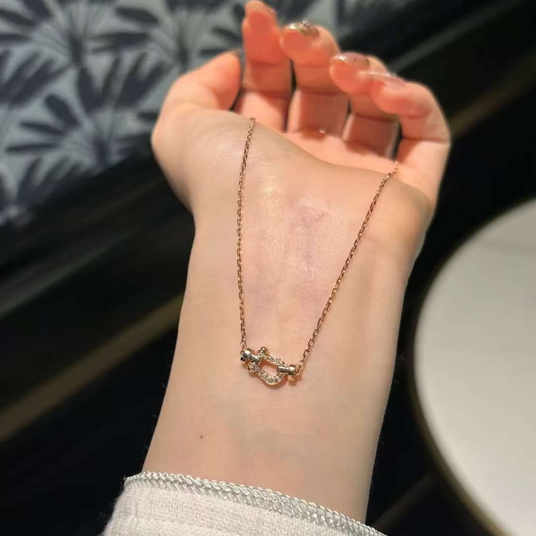 高版本马蹄扣项链女18K玫瑰金锁骨高级感精致轻奢小众设计毛衣链