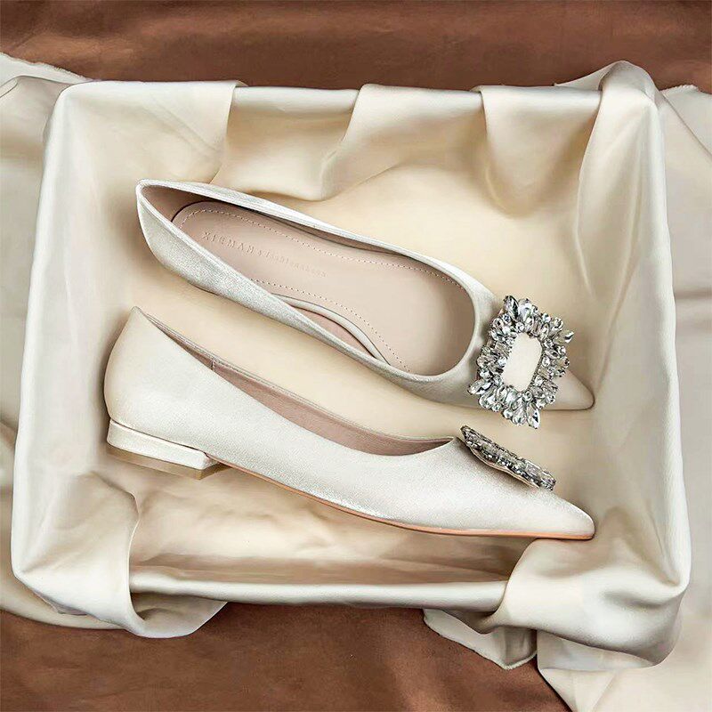 法式气质水钻黑色浅口职业平底单鞋女2024夏秋新款尖头米白色高跟