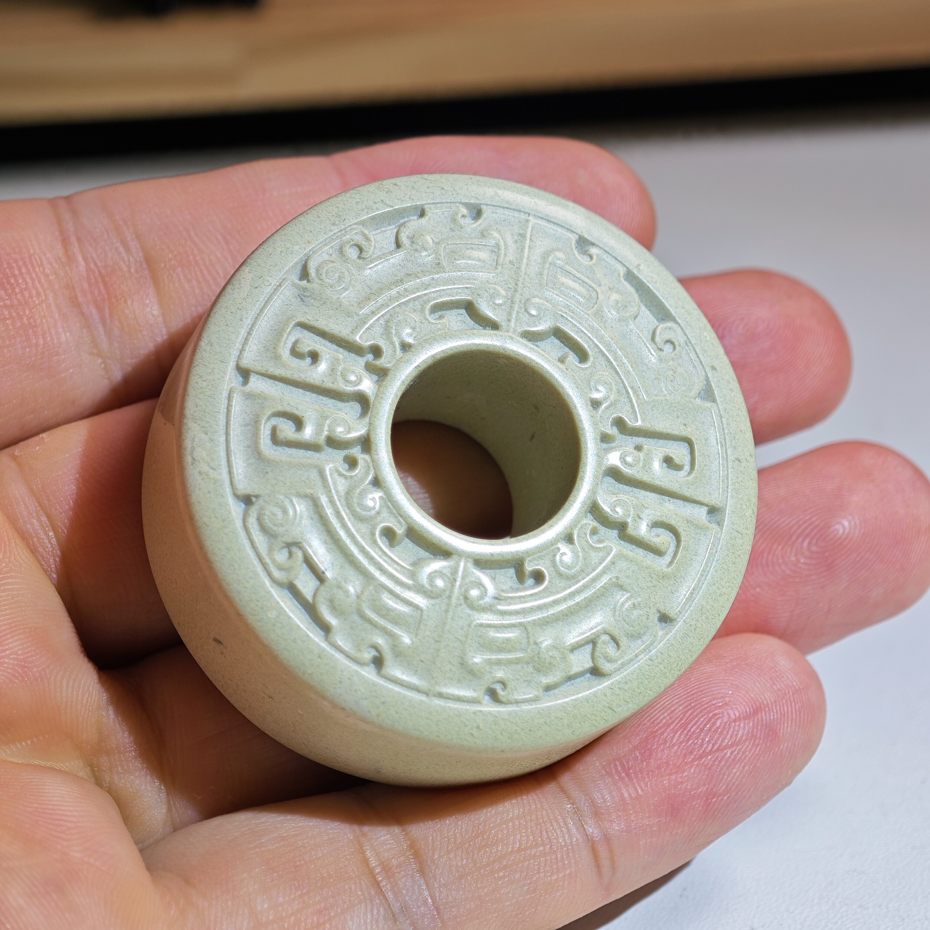 4.9x4.9x1.9cm,青田石博古饕鬄平安扣,完整