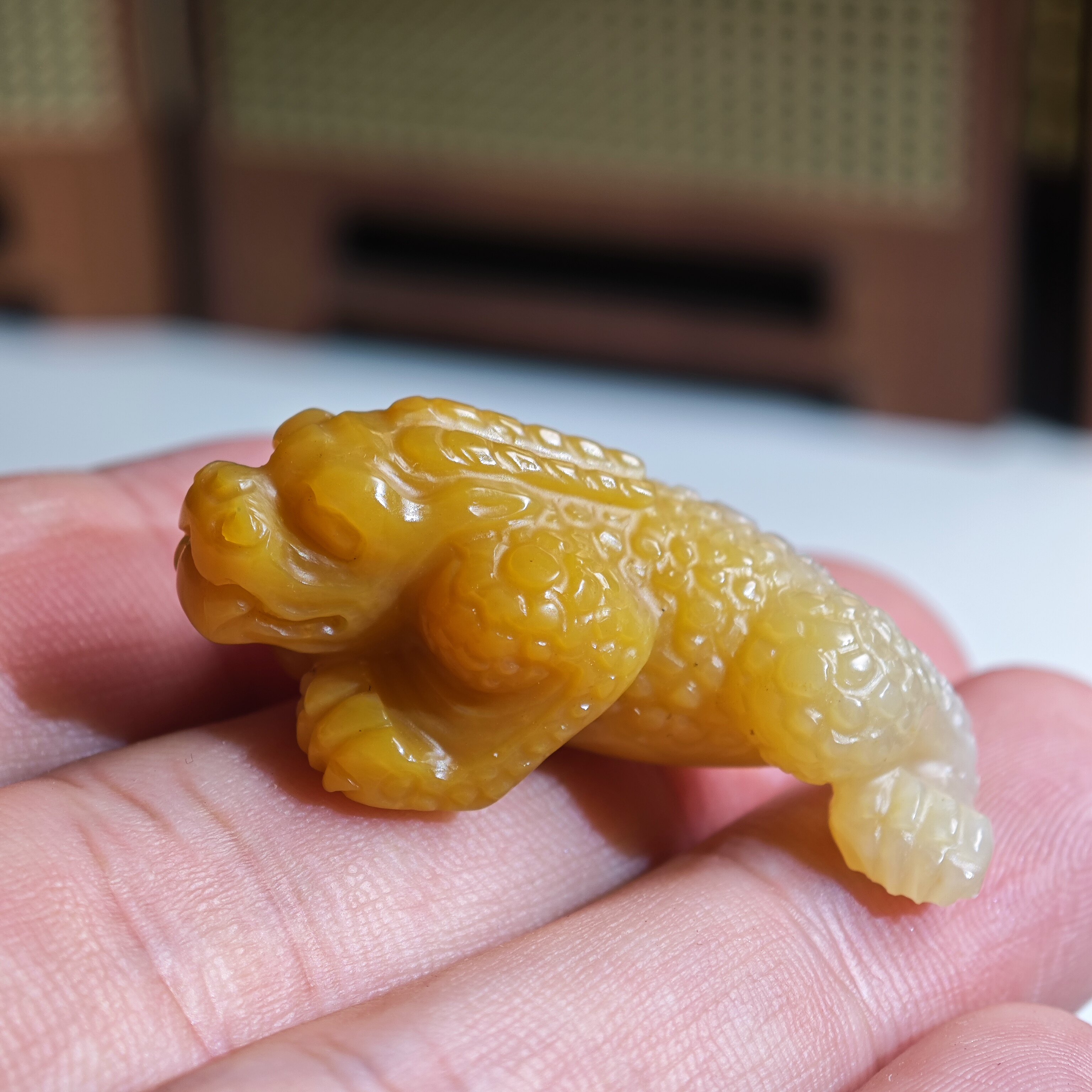4.0x2.0x1.7cm，老挝石黄料三足兽摆件把玩，完整