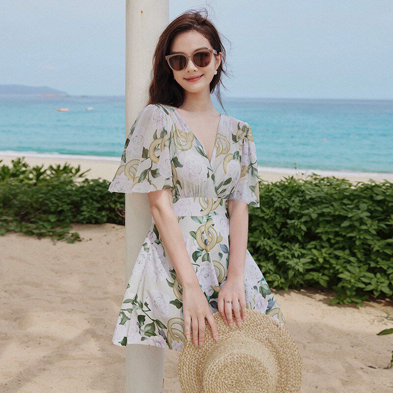 泳衣女款2025新款大码微胖mm遮肚子显瘦连体裙式保守游泳衣高级感