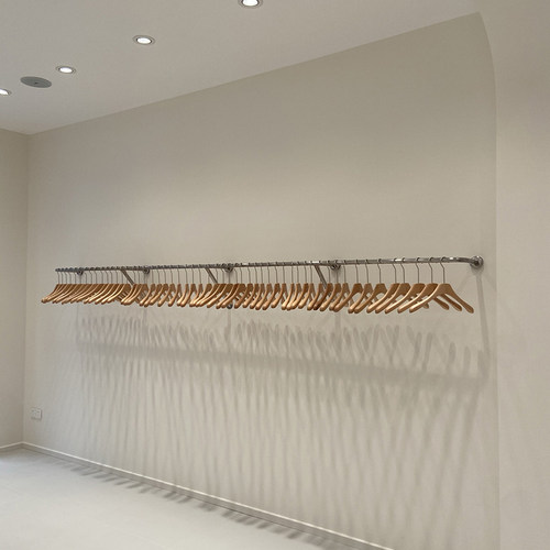 不锈钢拉丝墙上壁挂服装展u示架服装店专用网红陈列架上墙架挂衣